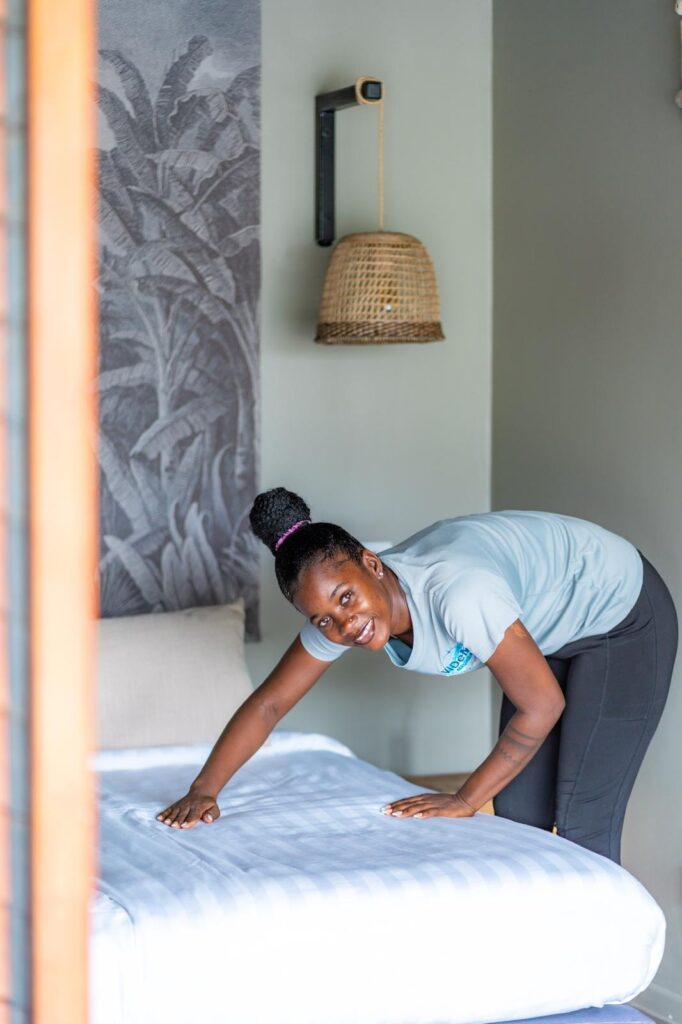 VIDeMI Services schoonmaakster maakt een bed op in hotelstijl