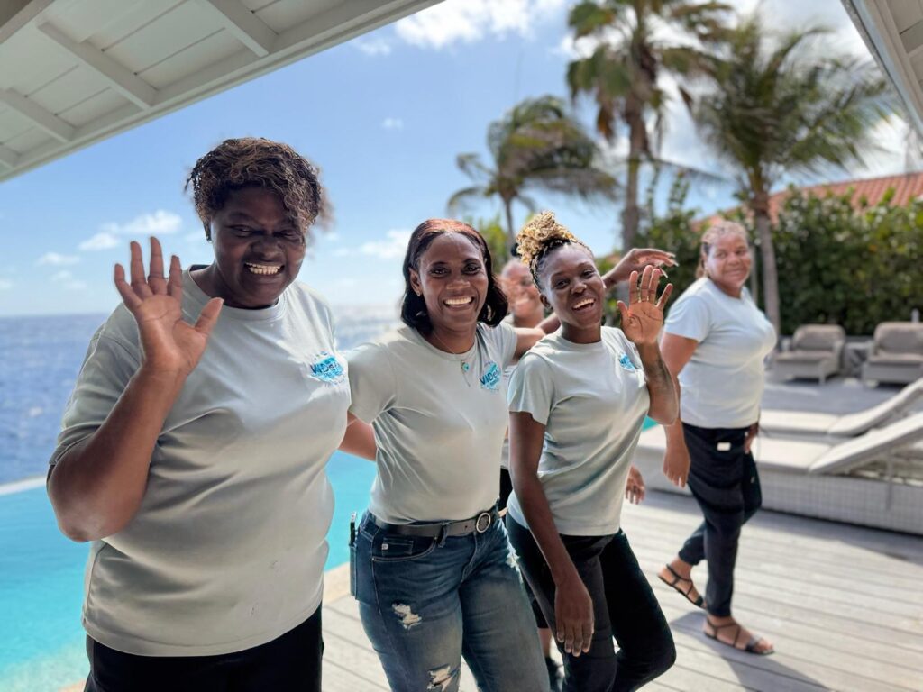 Het schoonmaakteam van VIDeMI Services op Curaçao