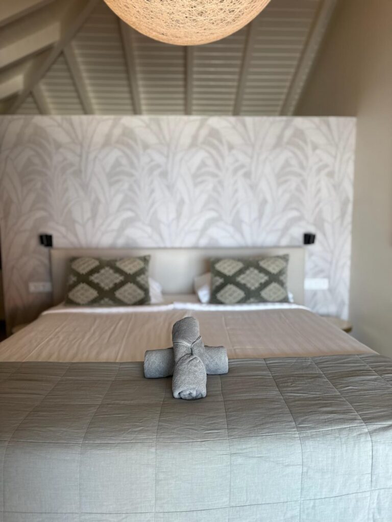 Opgemaakt bed met netjes gevouwen handdoeken na een wissel door VIDeMI Services