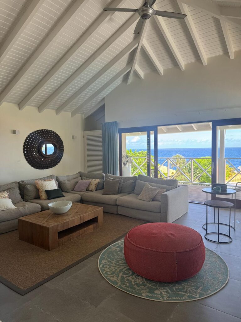 Schone woonkamer van een vakantiewoning met zeezicht op Curaçao
