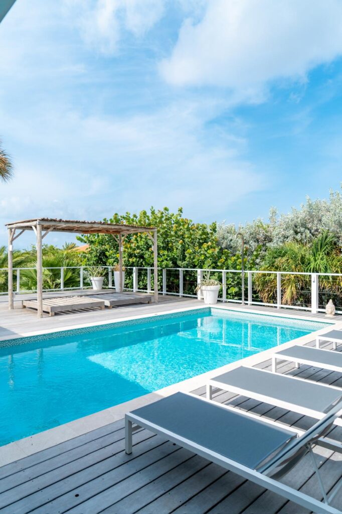 Zwembad en terras van een vakantiewoning op Curaçao, schoongemaakt door VIDeMI Services